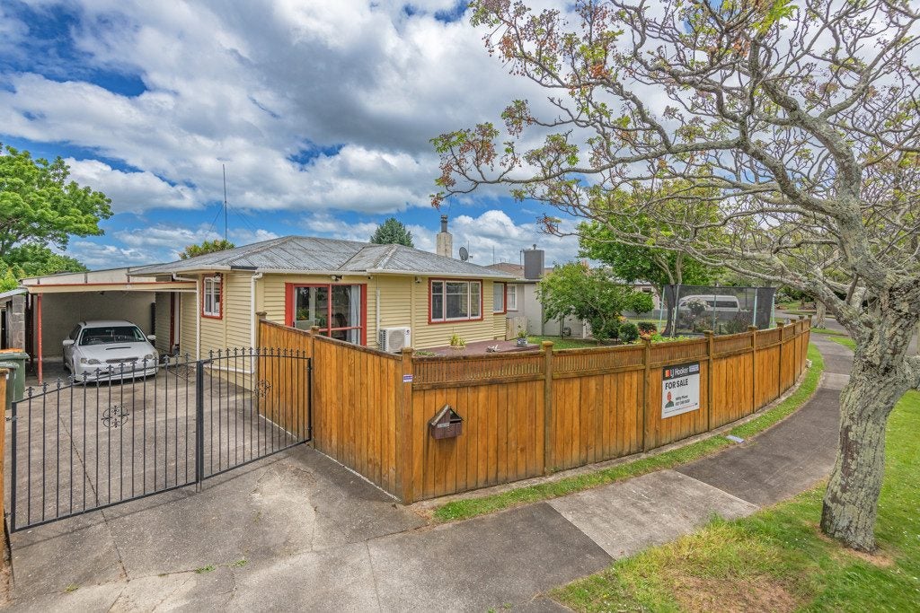 24 Snowdon Avenue, Terrace End, Palmerston North - Carousel 1