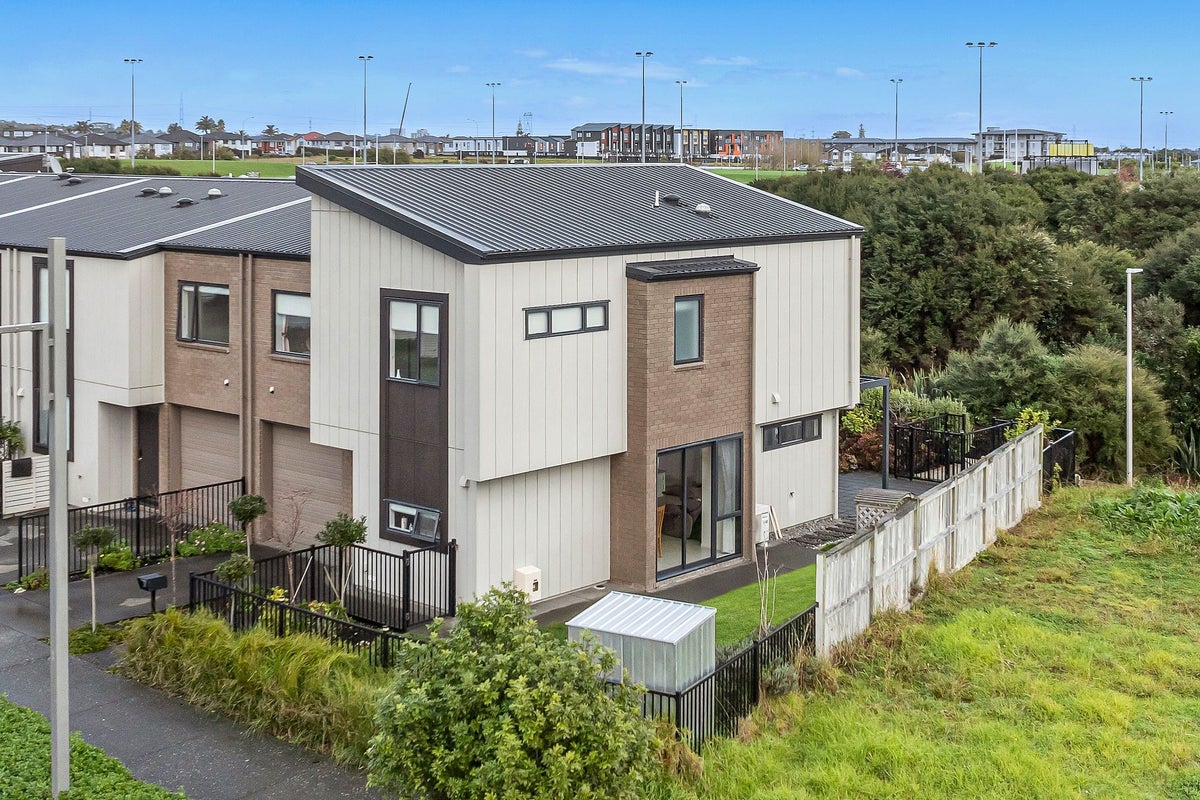 58 Whimbrel Road, Flat Bush, Auckland - Carousel 1