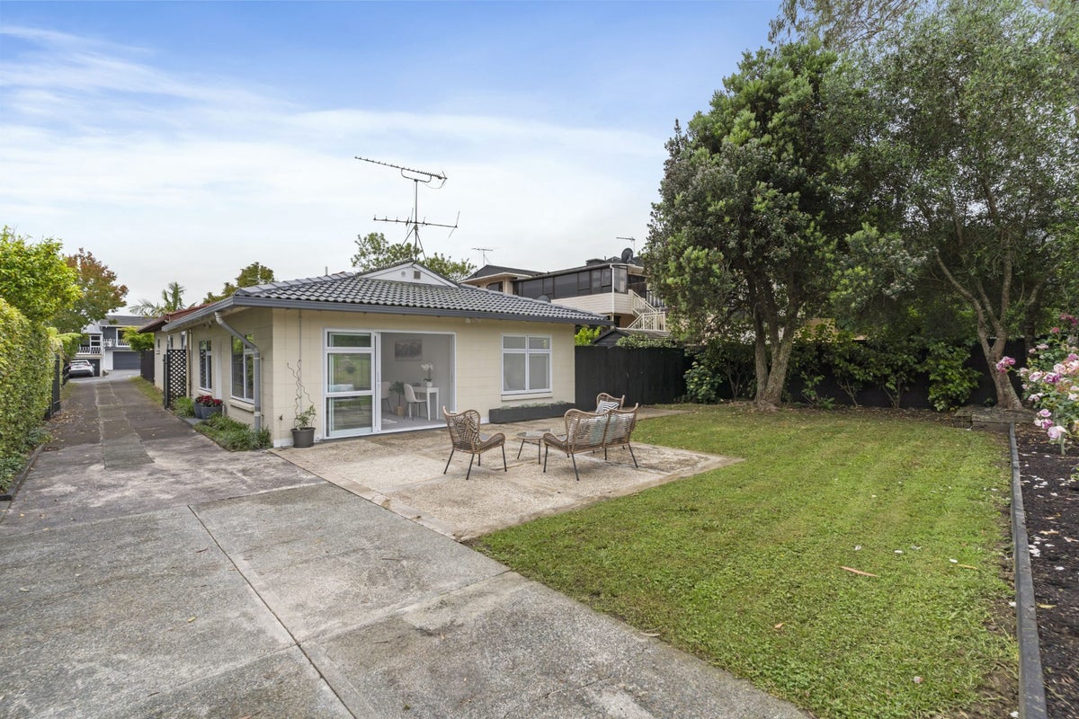 2/25 Archdall Street, Meadowbank, Auckland - Carousel 1