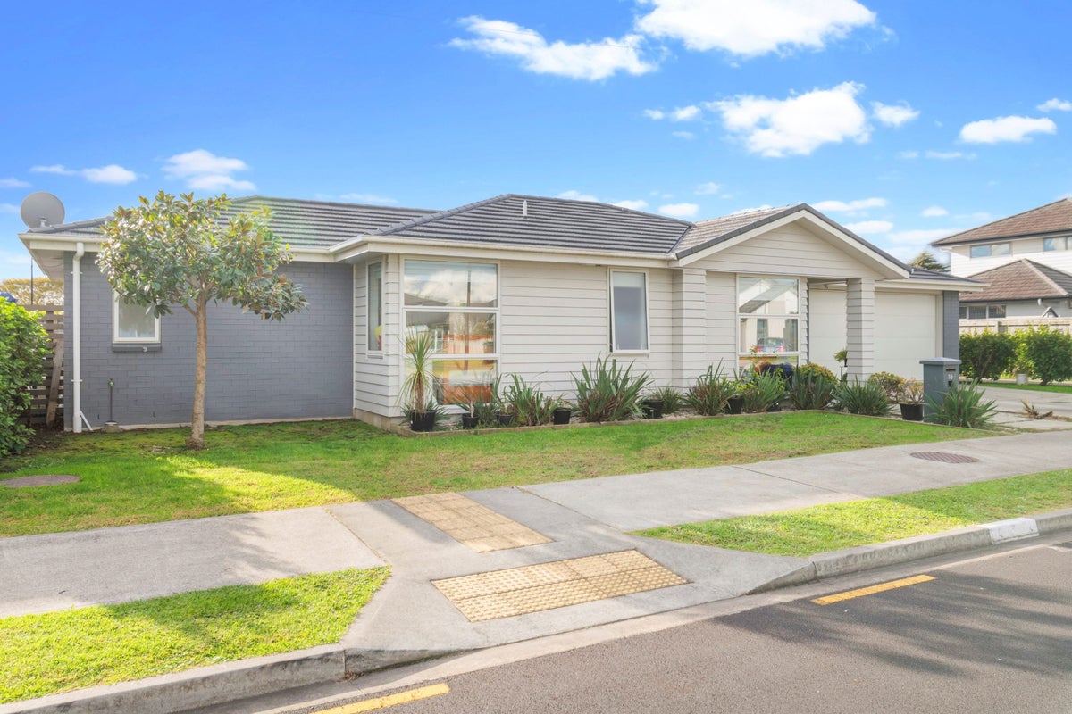 16 Biplane Street, Takanini, Auckland - Carousel 2