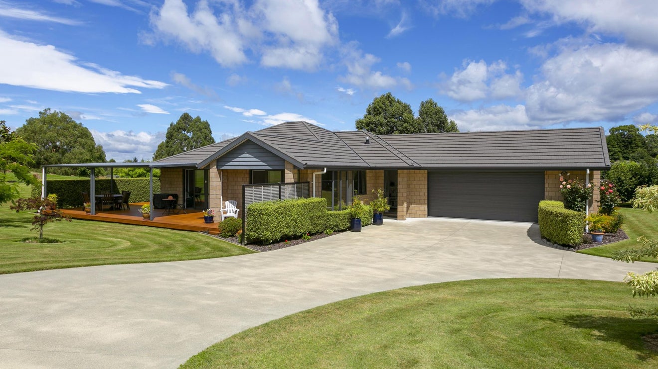 18 Loch Views Road, Acacia Bay, Taupo - Carousel 1