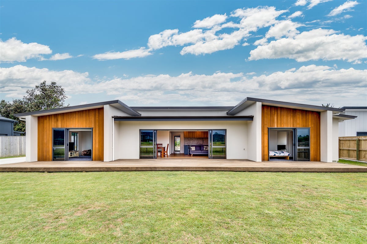 27 Pohutukawa Drive, Eskdale, Napier - Carousel 1