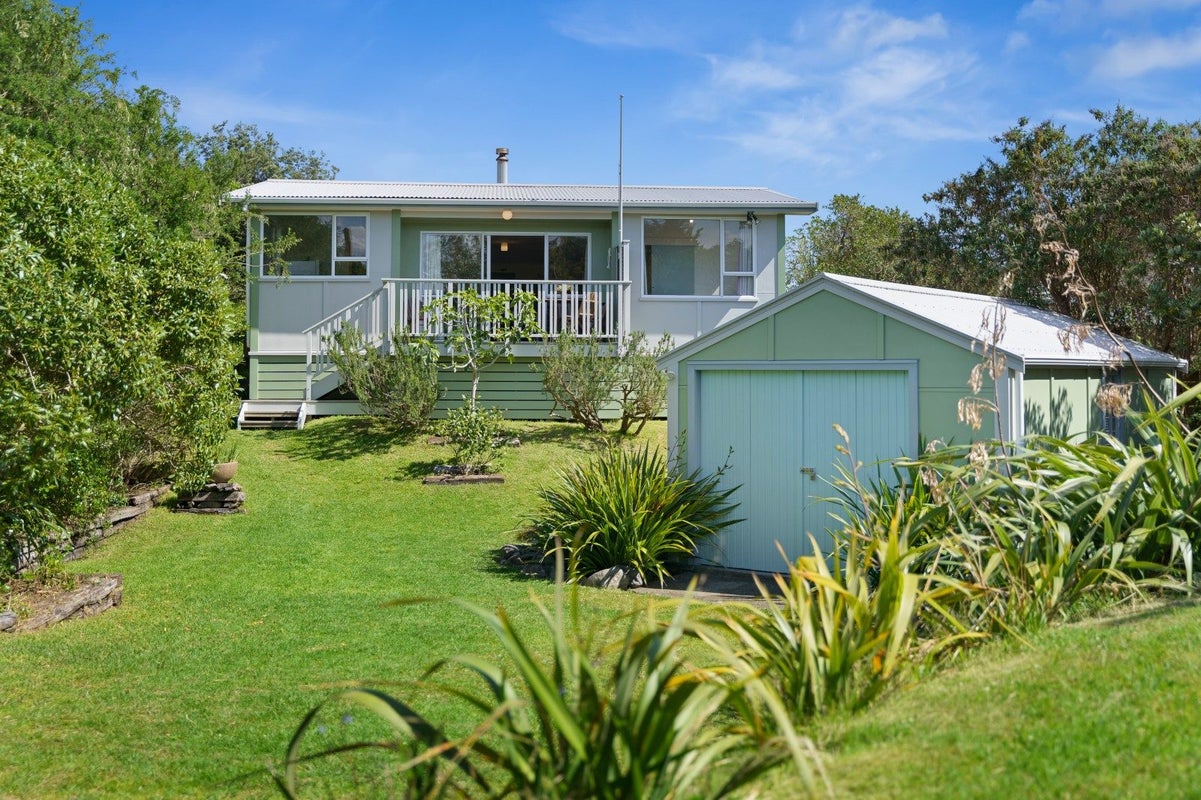 3 Arthur Street, Waikawa Beach, Levin - Carousel 1
