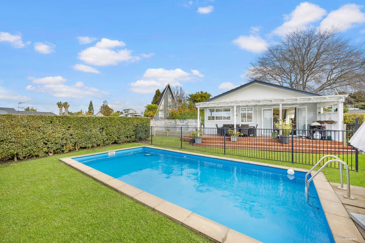 3 Realm Place, Massey, Auckland - Carousel 1
