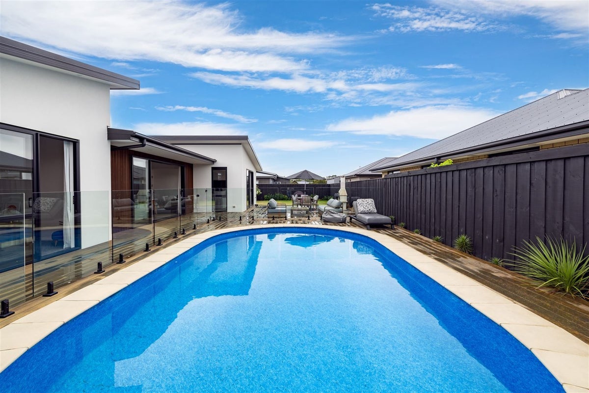 7 Picadilly Avenue, Casebrook, Christchurch - Carousel 1