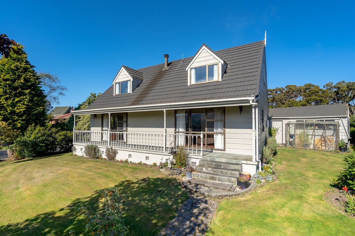 1 Garden Place, Glenleith, Dunedin - Carousel 1