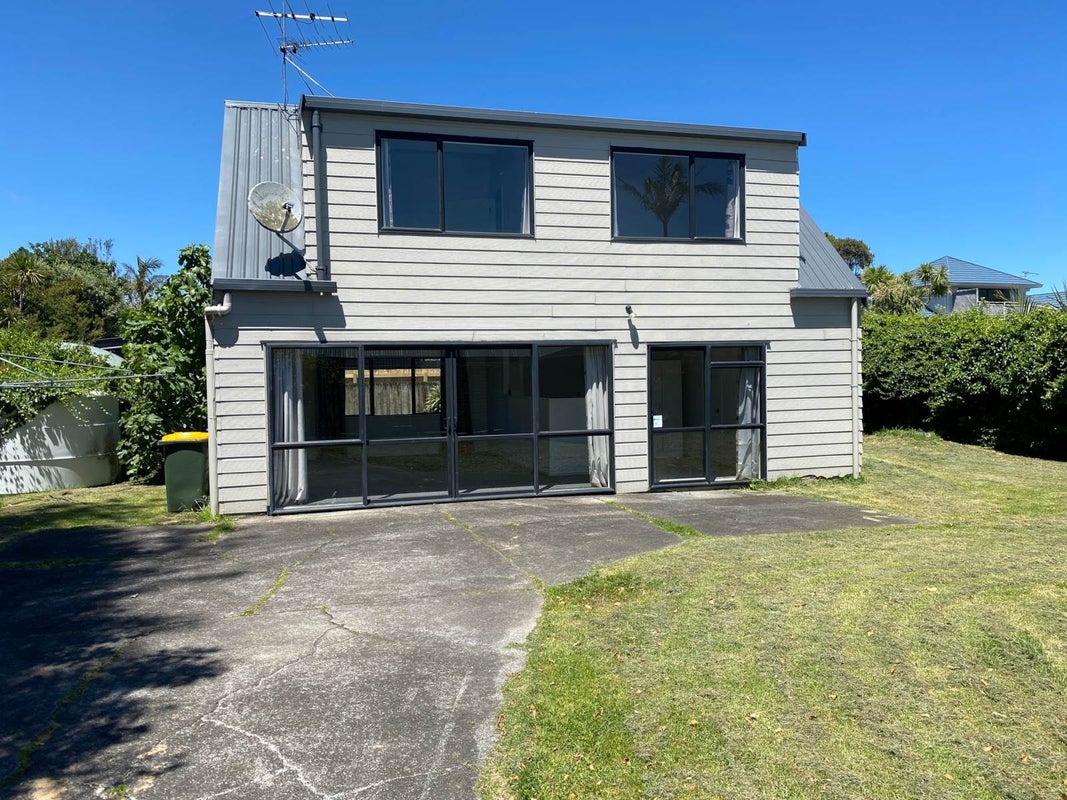 22 Hawke Crescent, Beachlands, Auckland - Carousel 1