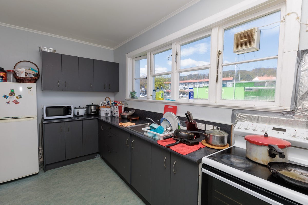 4/87 Cambridge TCE, Waterloo, Lower Hutt - Carousel 1