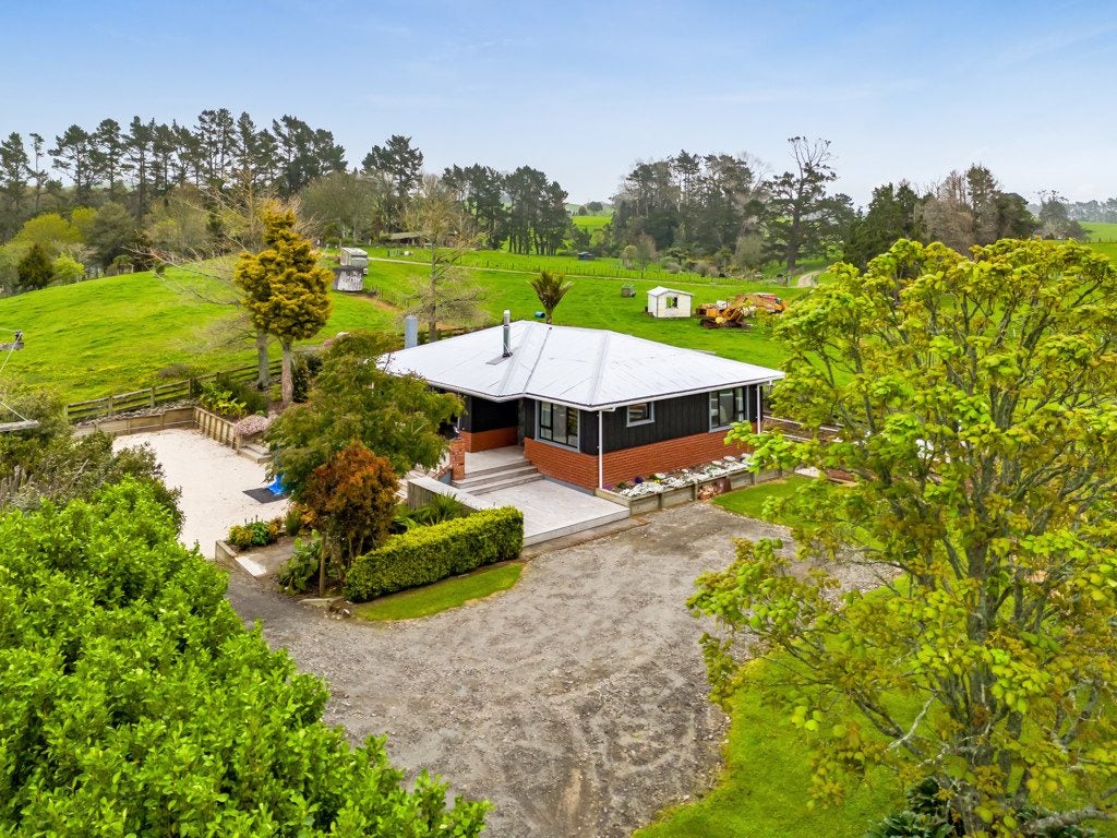 8 Clearview Road, Lepperton, New Plymouth - Carousel 2