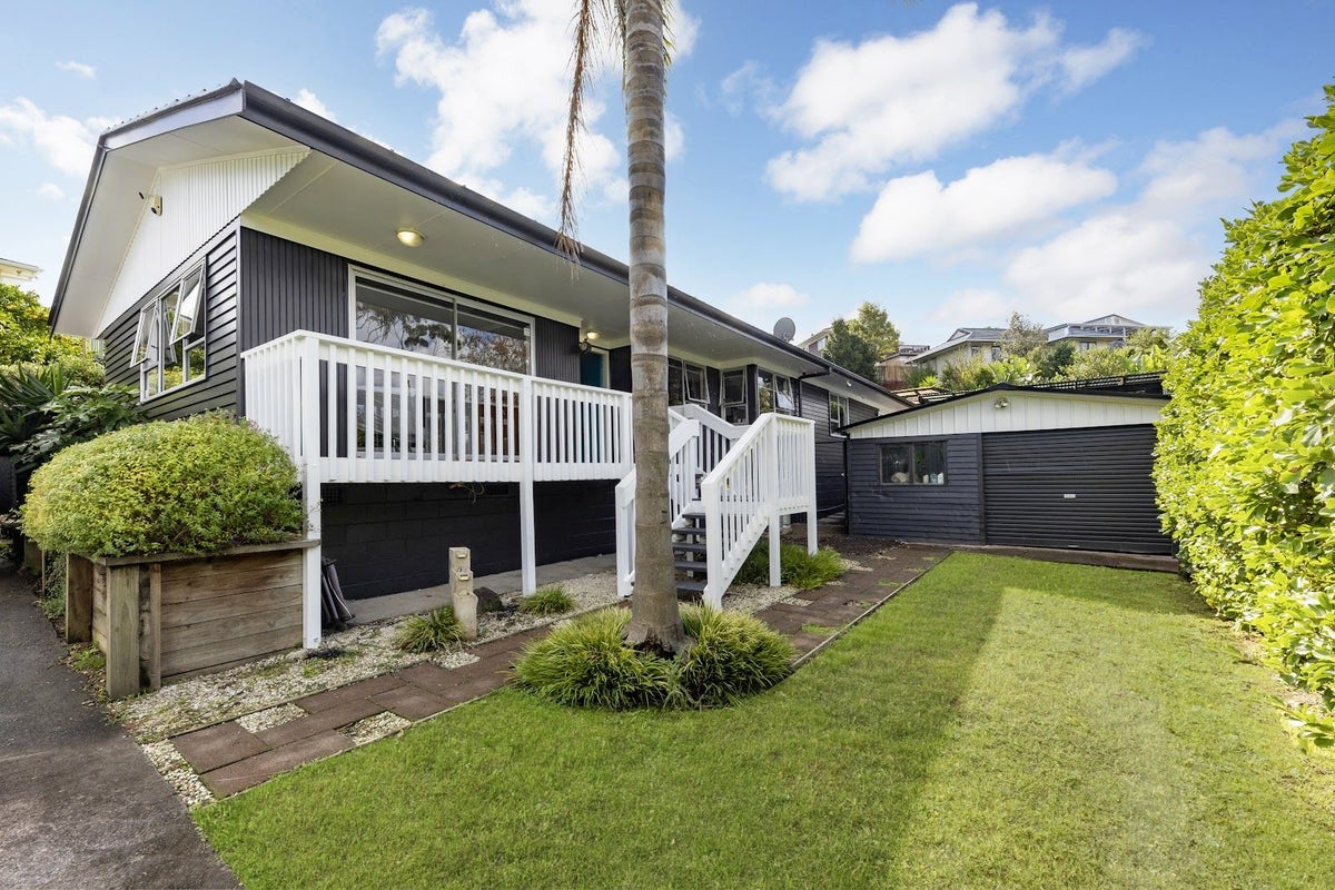 56 Cyclarama Crescent, Massey, Auckland - Carousel 2