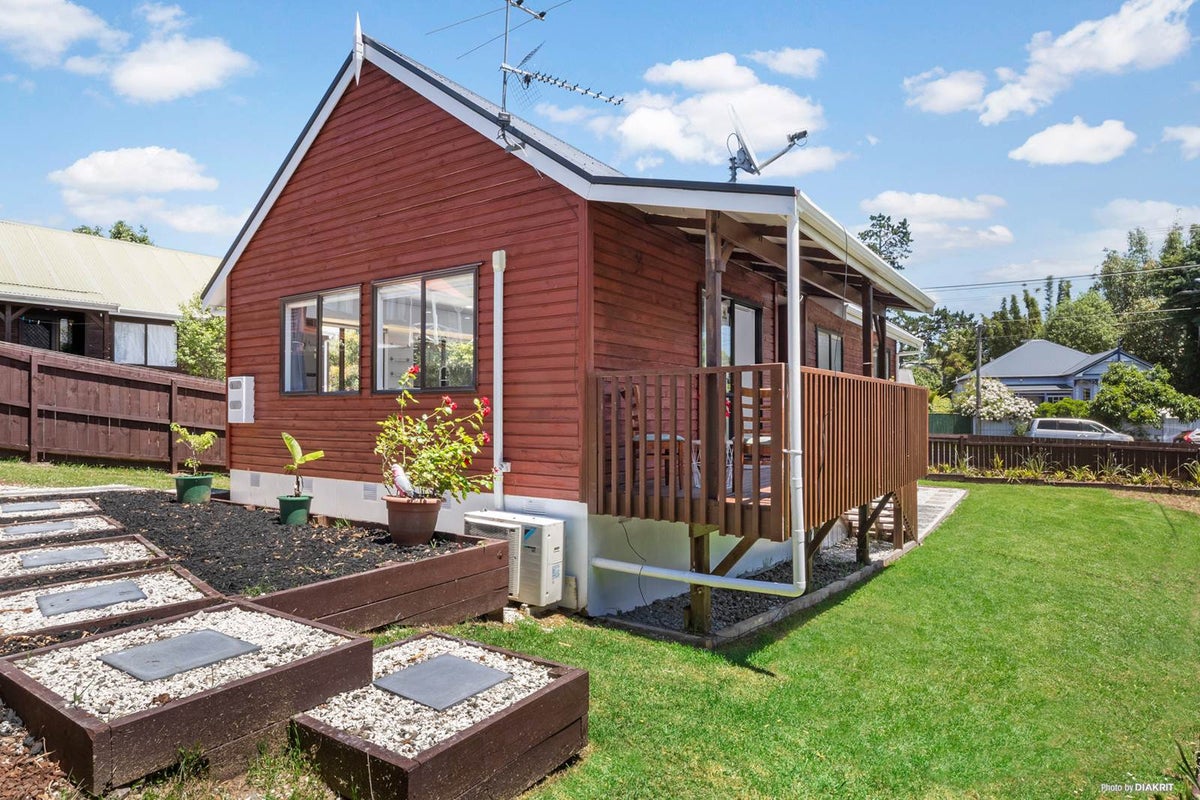 1/85 Kaurilands Road, Titirangi, Auckland - Carousel 2