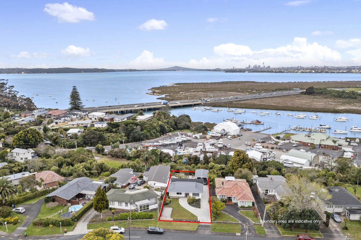 34 Covil Avenue, Te Atatu South, Auckland - Carousel 1