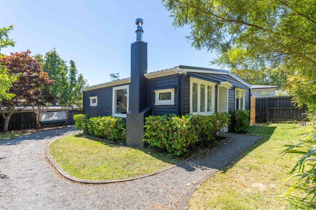 8 Winara Avenue, Waikanae - Carousel 1