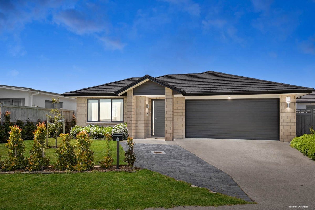 32 Te Napi Drive, Conifer Grove, Papakura, Auckland - Carousel 1