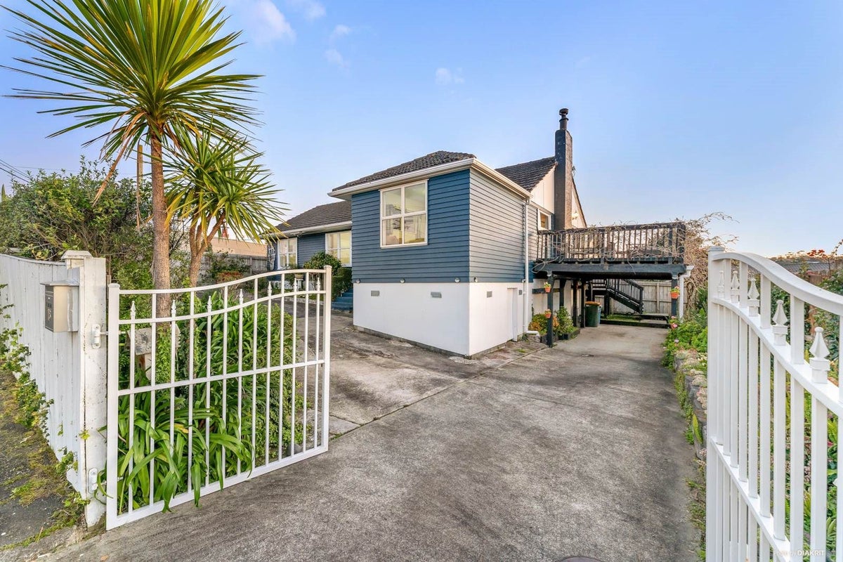 16 Phelps Place, Glendene, Auckland - Carousel 1