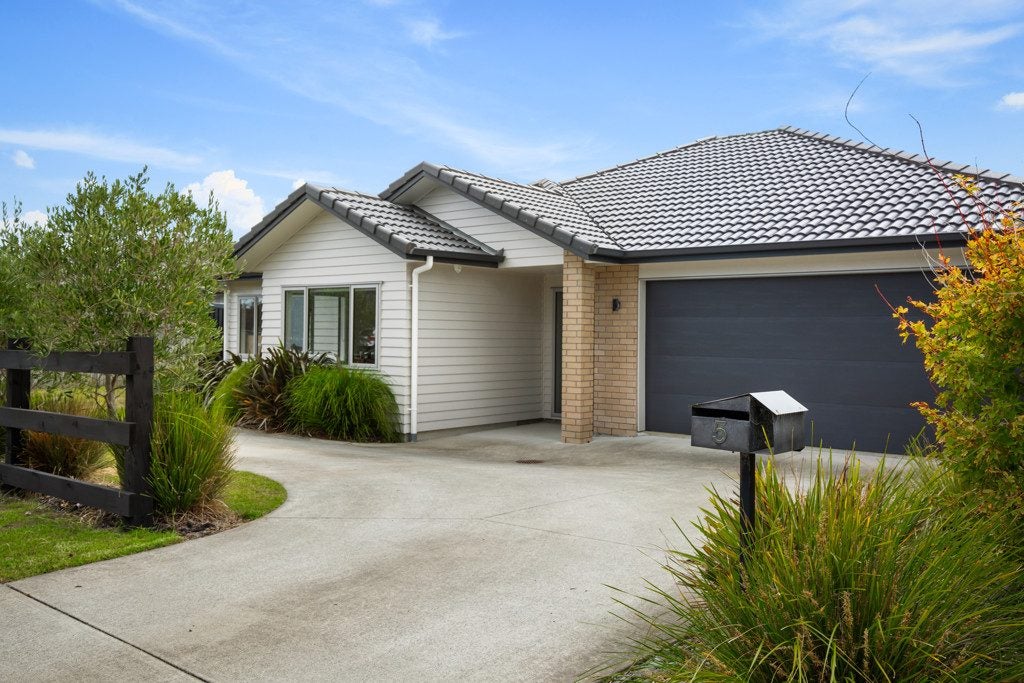5 Raymond Grace Avenue, Huapai, Kumeu - Carousel 1