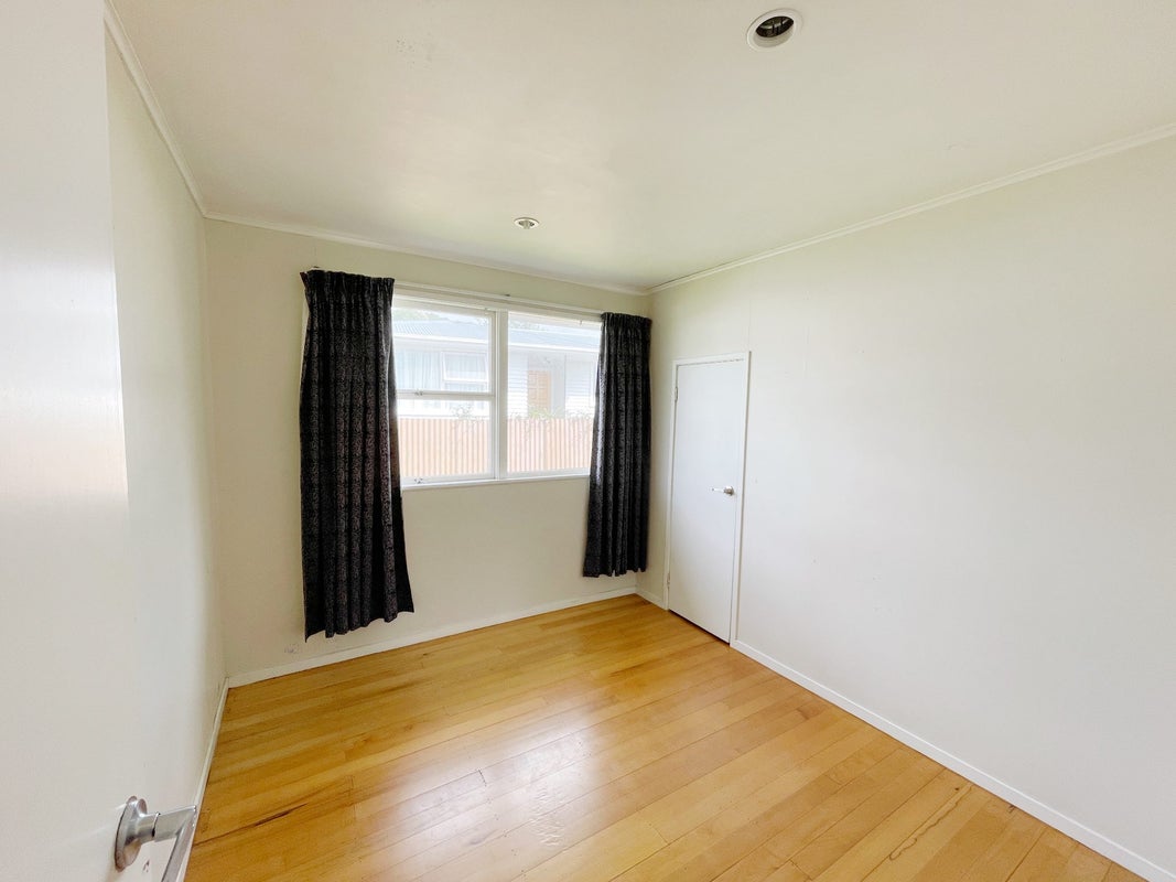 67 Sycamore Drive, Sunnynook, Auckland - Carousel 2