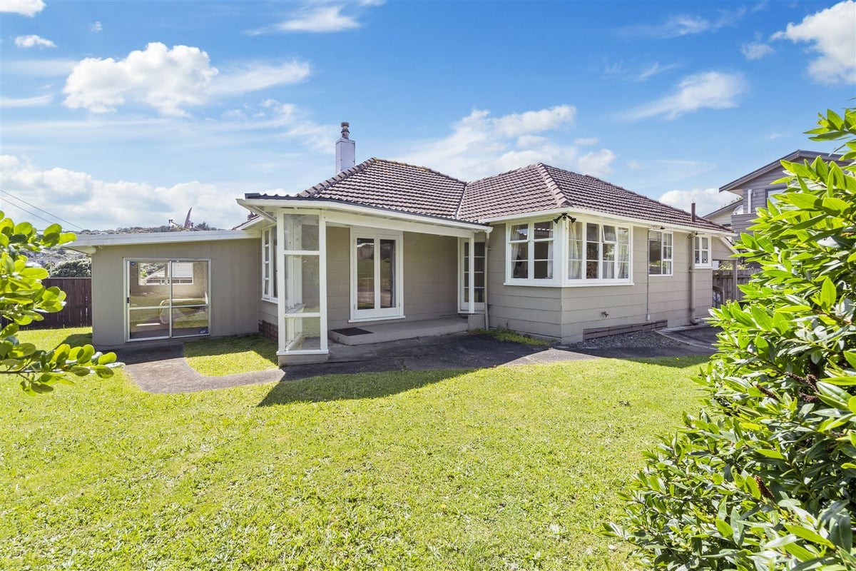 7 Kura Street, Titahi Bay, Porirua - Carousel 1