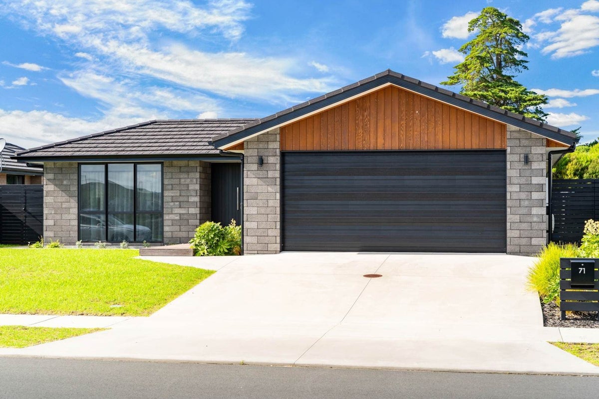 71 Kaurinui Crescent, One Tree Point - Carousel 1