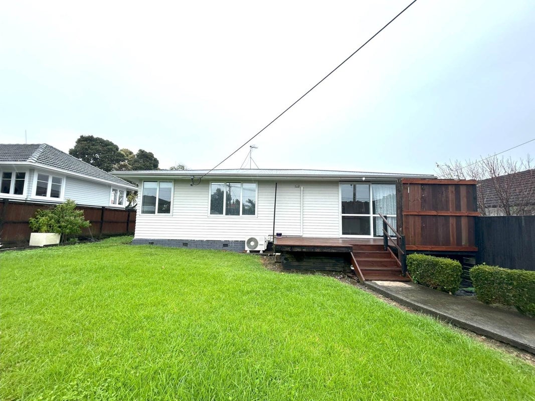 20 Strid Road, Te Atatu South, Auckland - Carousel 1