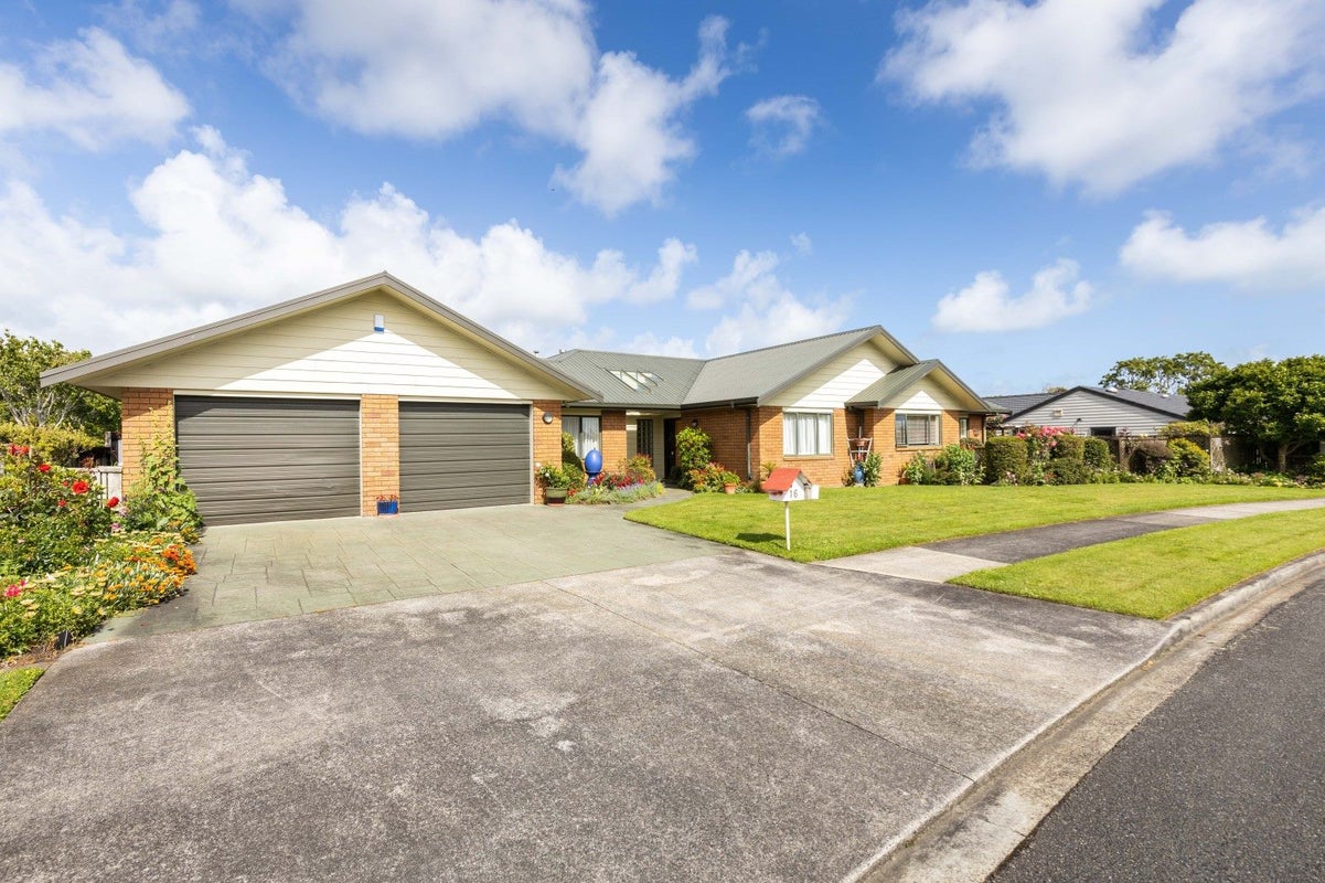 16 Kinross Drive, Merrilands, New Plymouth - Carousel 1