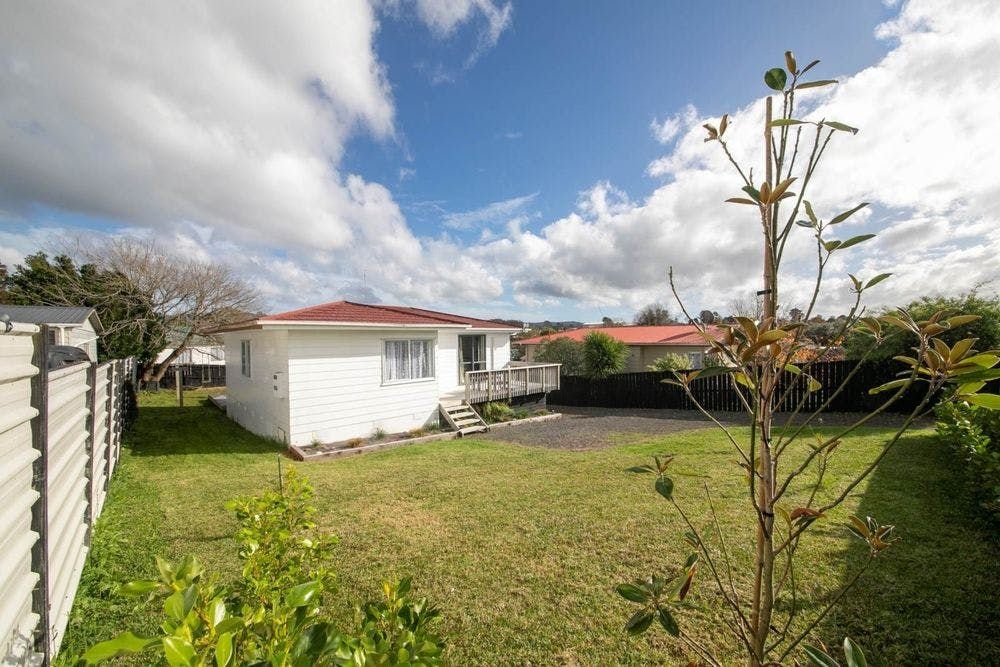 6 Solea Road, Sunnyvale, Auckland - Carousel 1