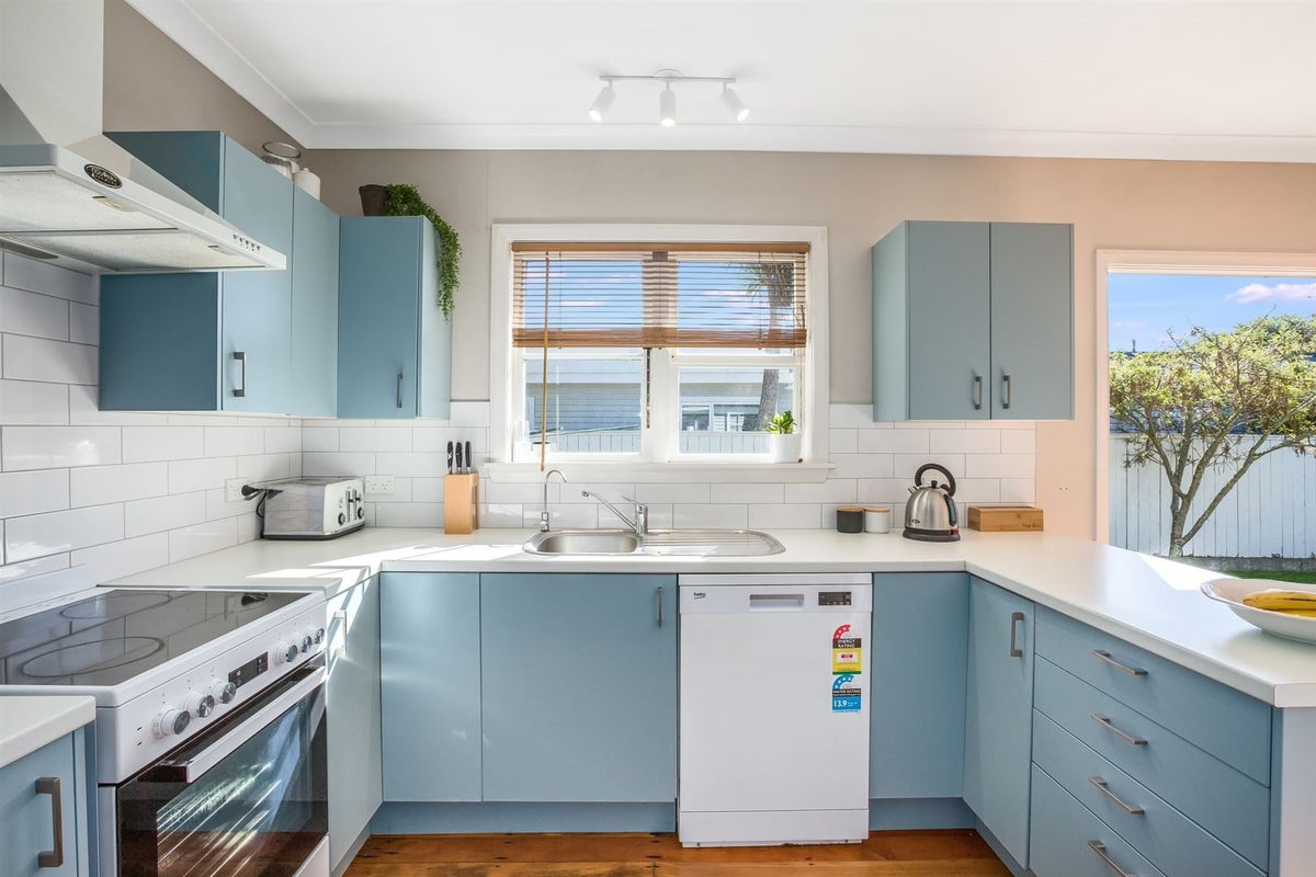 44 Grays Road, Plimmerton, Porirua - Carousel 2