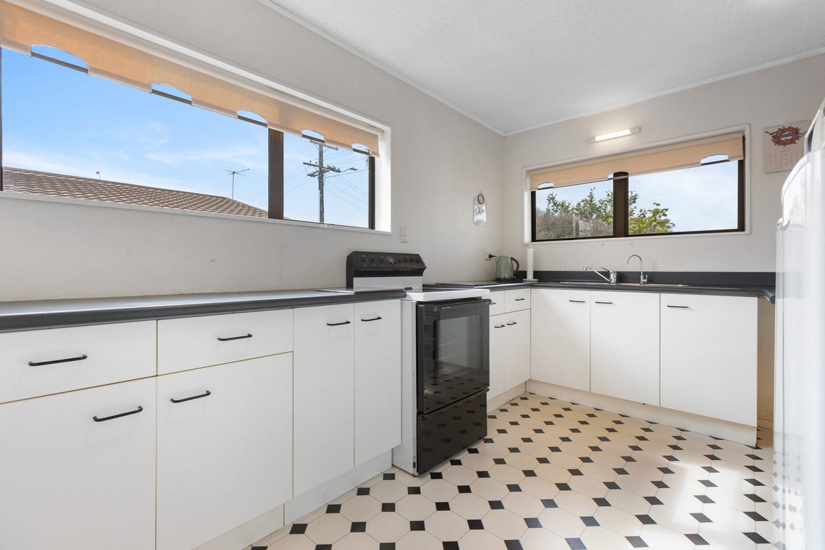 1/256 Tukapa Street, Hurdon, New Plymouth - Carousel 2