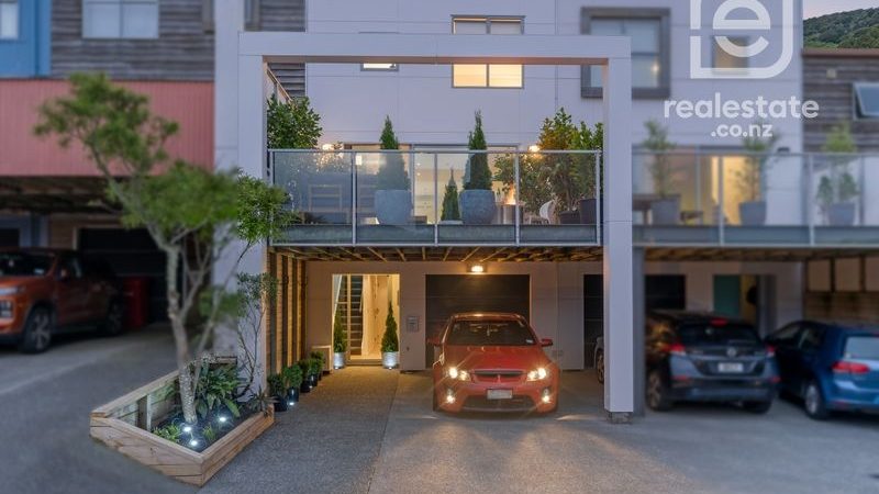55 Saddleback Grove, Karori, Wellington - Carousel 1