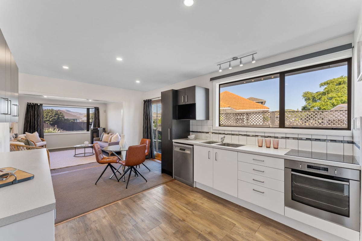 17 Digby Place, Bromley, Christchurch - Carousel 1