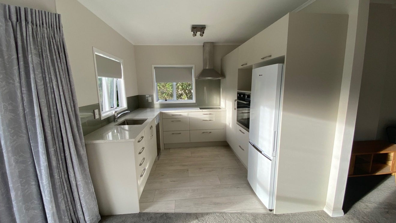 14 West Road, Northland, Wellington - Carousel 1