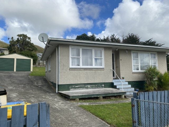 40 Waihora Crescent, Waitangirua, Porirua - Carousel 1