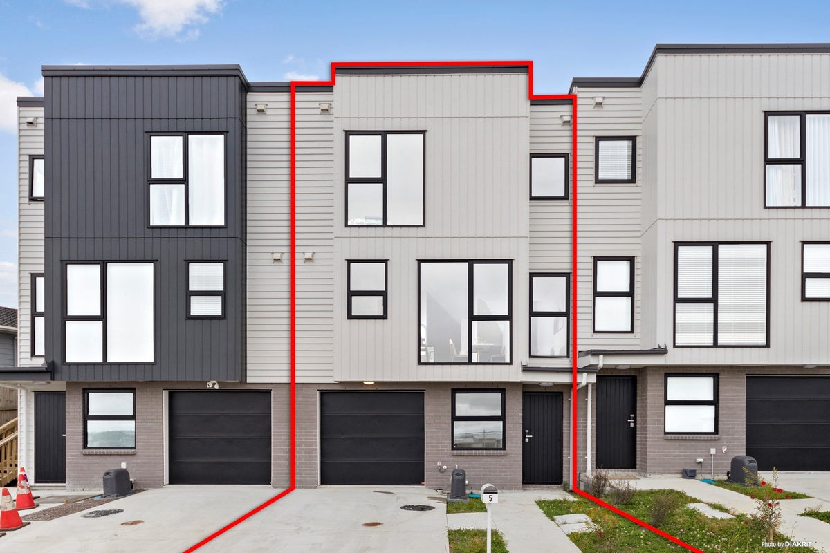5 Paina Crescent, Massey, Auckland - Carousel 1