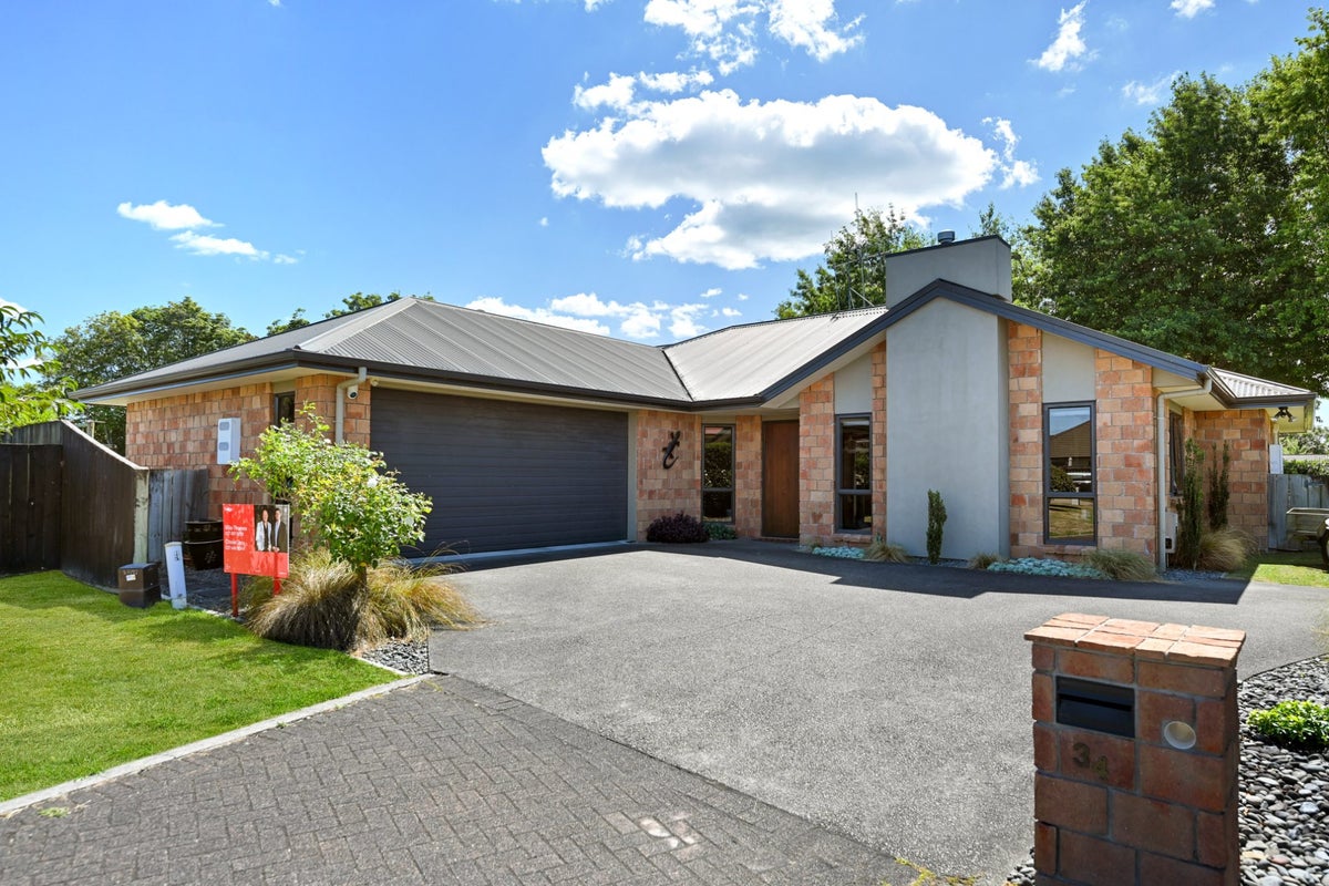34 Nielsen Gardens, Rototuna, Hamilton - Carousel 1
