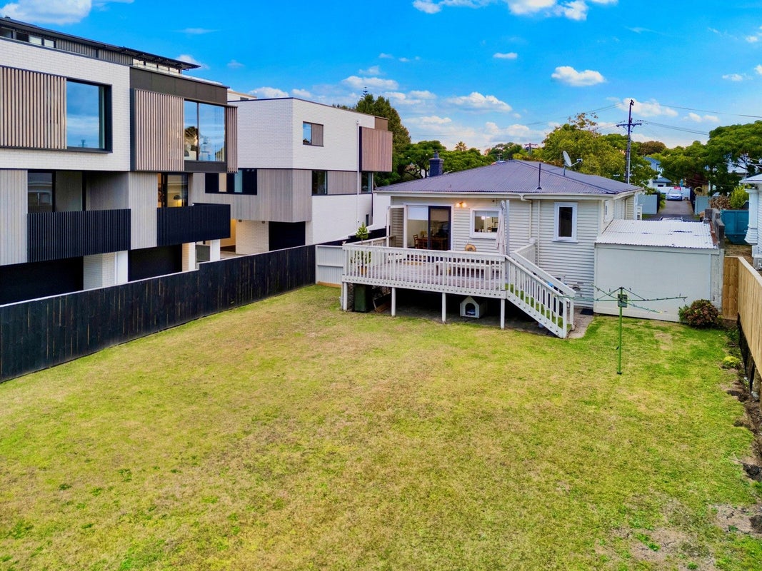 15 Walmer Road, Point Chevalier, Auckland - Carousel 2