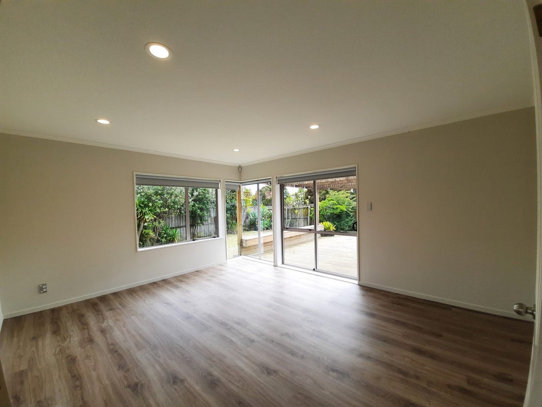 11 Corfield Way, Burswood, Auckland - Carousel 2