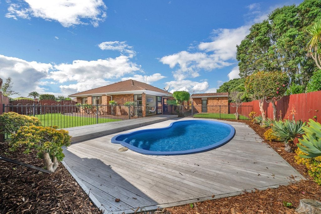 16 Westholm Way, Pahurehure, Papakura - Carousel 1