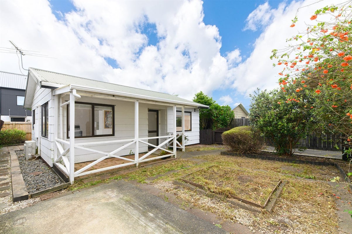 2/121 Bruce McLaren Road, Henderson, Auckland - Carousel 1