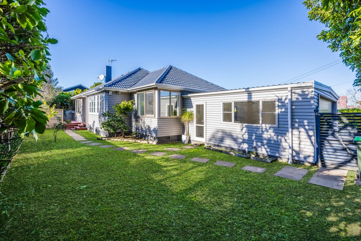 216A Riverside Avenue, Point England, Auckland - Carousel 1