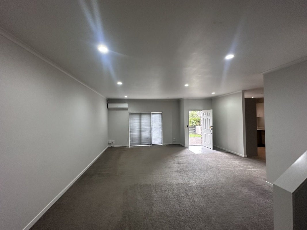 4/10 Salford Crescent, Flat Bush, Auckland - Carousel 2