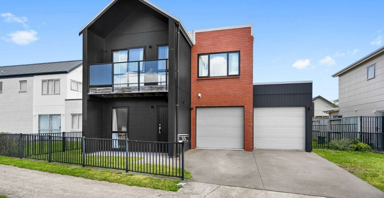 35 Tennille Street, Flagstaff, Hamilton - Carousel 1