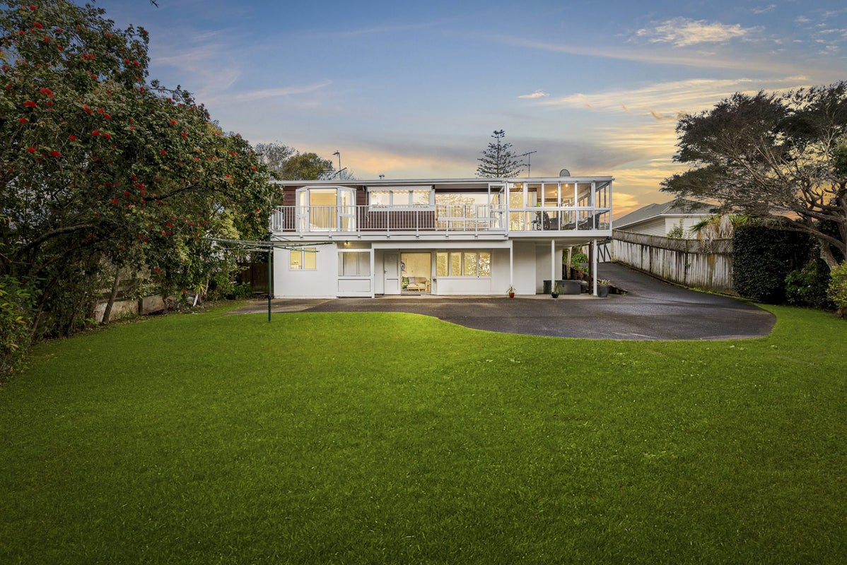 2 Dawn Place, Te Atatu South, Auckland - Carousel 2