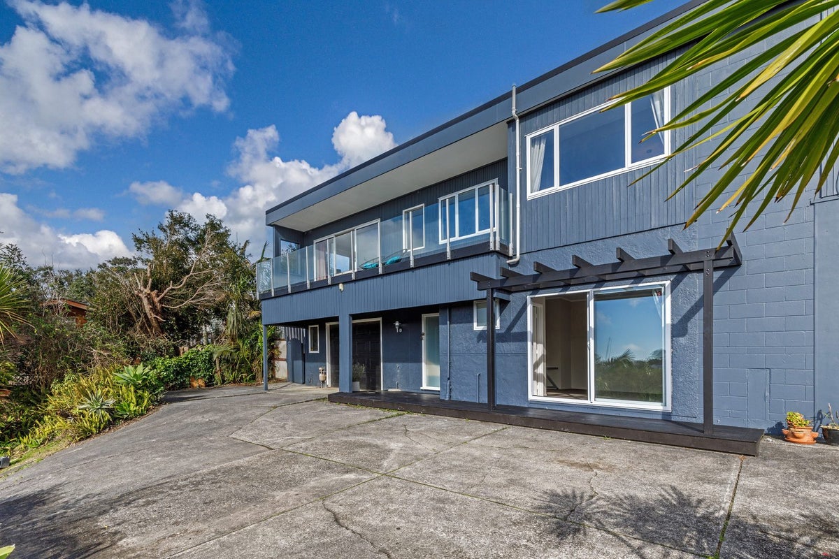 1/15 Valdese Rise, Browns Bay, Auckland - Carousel 1