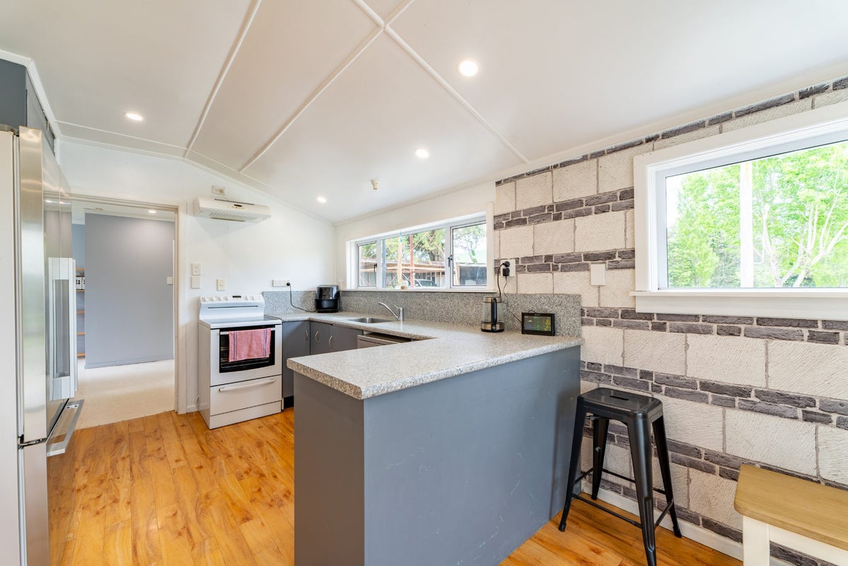 10 Tarbetness Street, Oamaru - Carousel 2