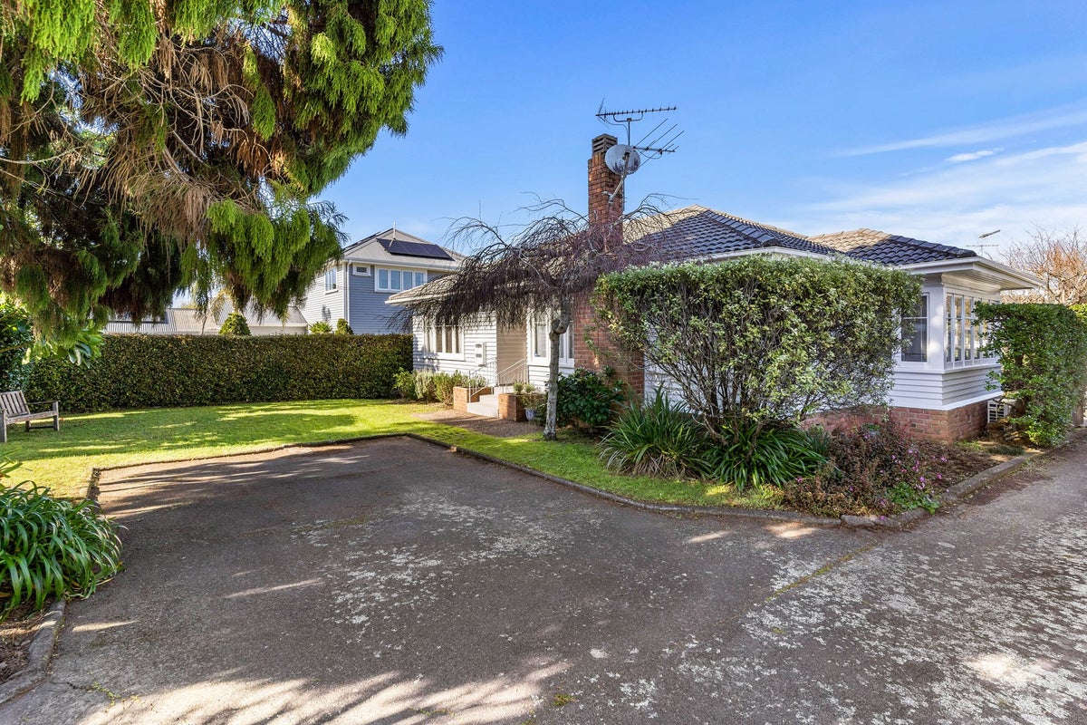 9 Horotutu Road, Greenlane, Auckland - Carousel 1