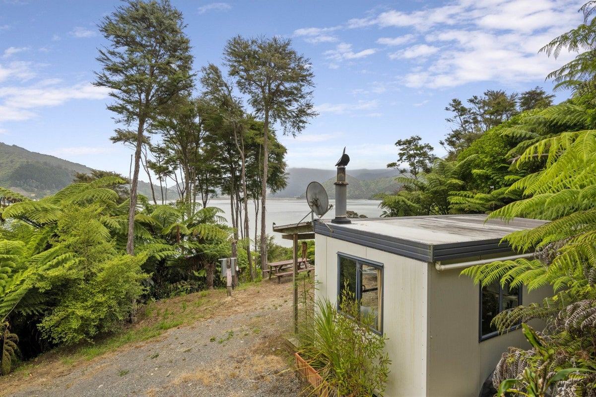 279 Queen Charlotte DR, HAVELOCK, MARLBOROUGH - Carousel 1