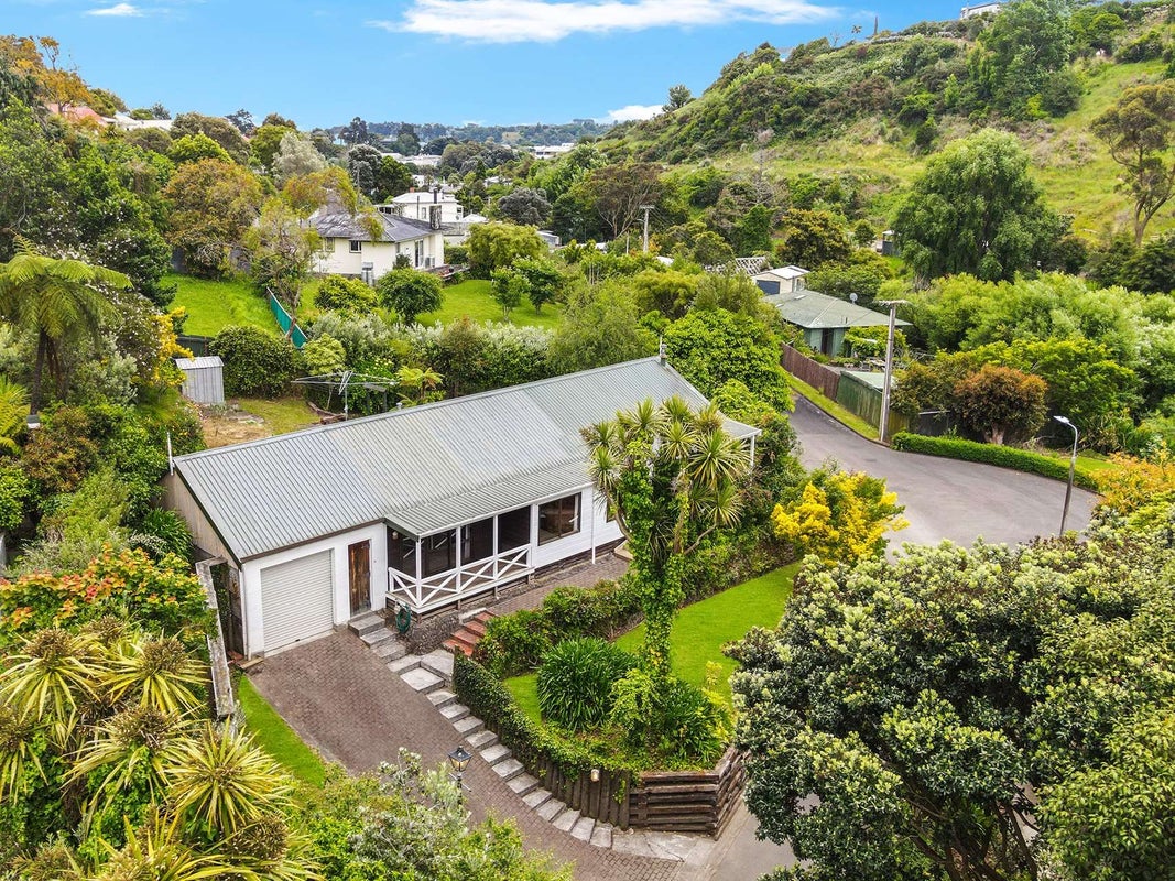 18 Forres Street, Durie Hill, Whanganui - Carousel 1