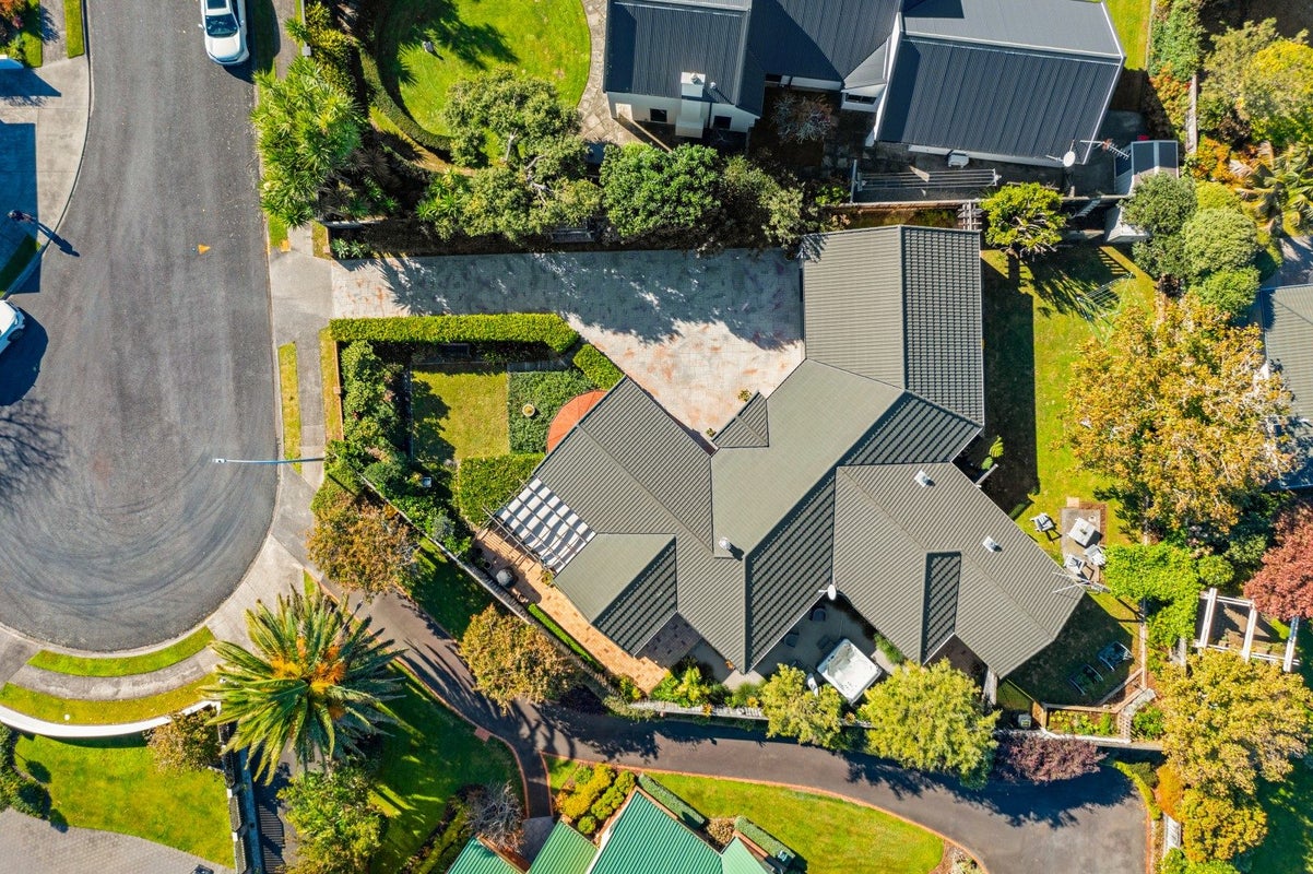 9 Taylor Place, Merrilands, New Plymouth - Carousel 1