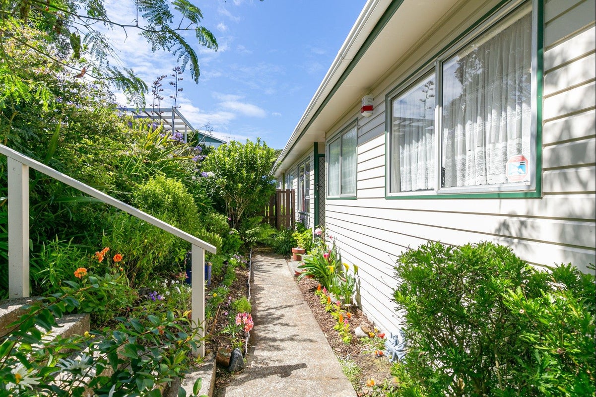 15A Florio Terrace, Tawa, Wellington - Carousel 1
