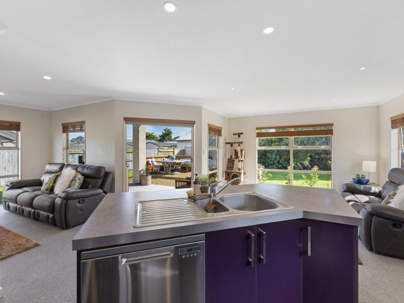 19 Walnut Grove, Kelvin Grove, Palmerston North - Carousel 1